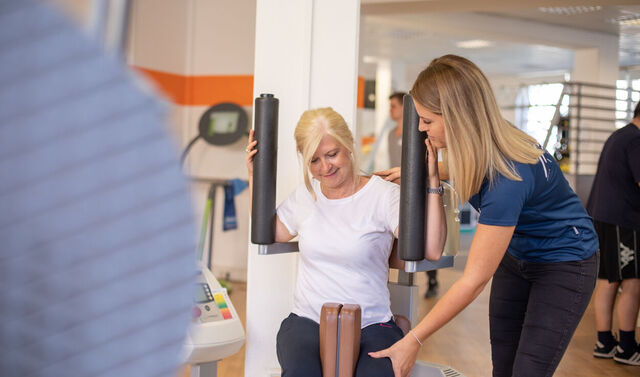 Eine Mitarbeiterin der Reha erarbeitet mit einer Patientin ein individuelles Reha-Training.