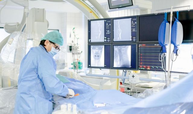 Ein Arzt bereitet einen Patienten für einen gefäßchirurgischen Eingriff im Notfallzentrum vor.  