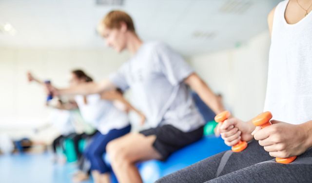 Mehrere Patientinnen und Patienten beteiligen sich an Krankengymnastik und Physiotherapie.