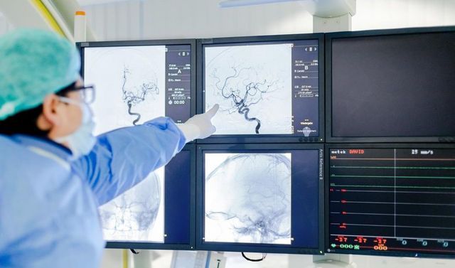 Ein Facharzt für Chirurgie bei einer viszeralen Operation.
