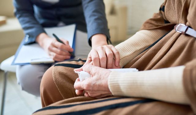 Eine Patientin bei der psychotherapeutischen Betreuung der ambulanten neurologischen Reha. 