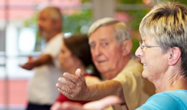 Eine Gruppe von Patientinnen und Patienten bei der Ergotherapie in der geriatrischen Institutsambulanz.