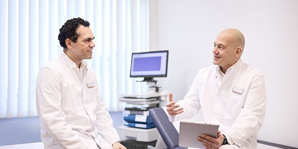 Ärzte besprechen die Behandlungsmöglichkeiten bei Arthrose.