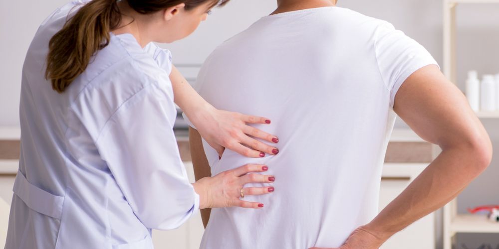 Bauchspeicheldrüsenkrebs: Rückenschmerzen als Anzeichen Das Bild zeigt einen Patienten mit Symptomen für Bauchspeicheldrüsenkrebs.