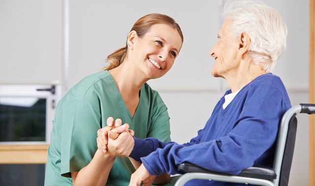 In der Logopädie werden gemeinsam mit einem Patienten Übungen für eine individuelle Behandlung durchgeführt.