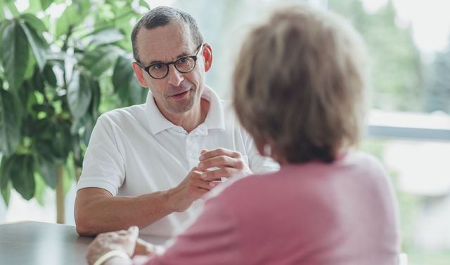 Ein Mitarbeiter der psychosomatischen Psychiatrie bei einem Beratungsgespräch mit einer Patientin.