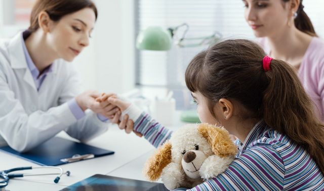 Ein Kind wird in der Kindersprechstunde der orthopädischen Ambulanz untersucht.