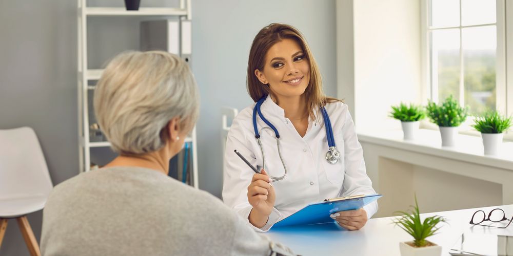 Unsere Expertinnen und Experten beraten sie umfassend zur Radiofrequenzablation Eine Ärztin berät ihre Patientin zur Radiofrequenzablation und weiteren Methoden.