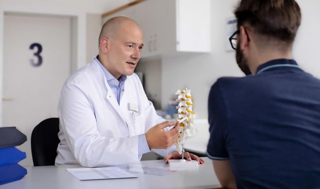 Ein Patientengespräch in der Sportsprechstunde der orthopädischen Ambulanz. 