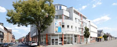 Außenansicht der savita in Mönchengladbach. Zu sehen ist ein mehrstöckiges Eckgebäude an einer Straße.