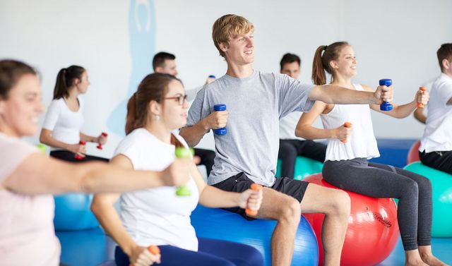 Patientinnen und Patienten beteiligen sich bei der Physiotherapie am Konzept „Krankengymnastik nach Bobath“.