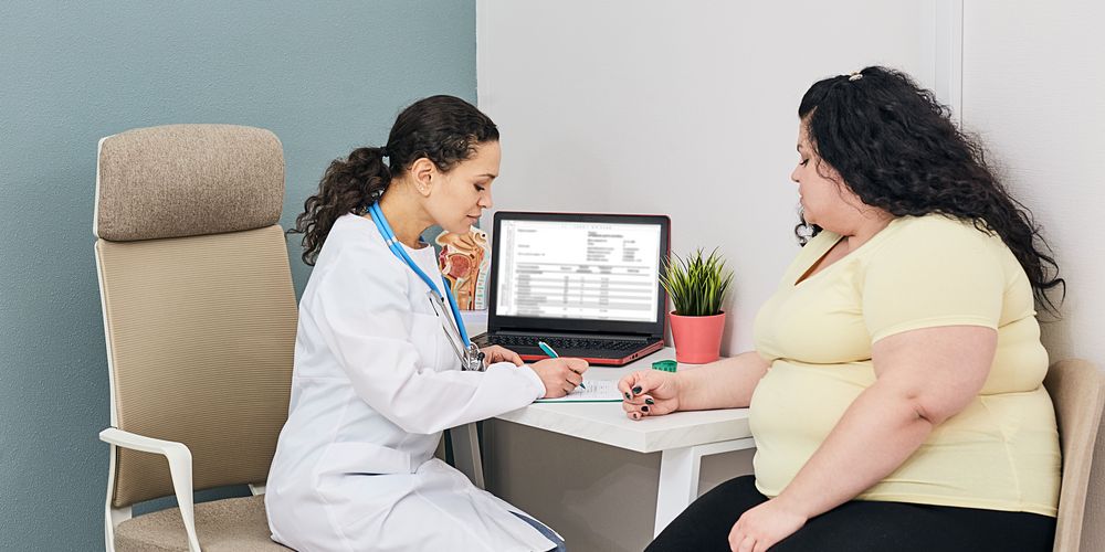 Eine Ärztin bespricht mit einer Patientin die Vorteile und Risiken einer Magenverkleinerung. 