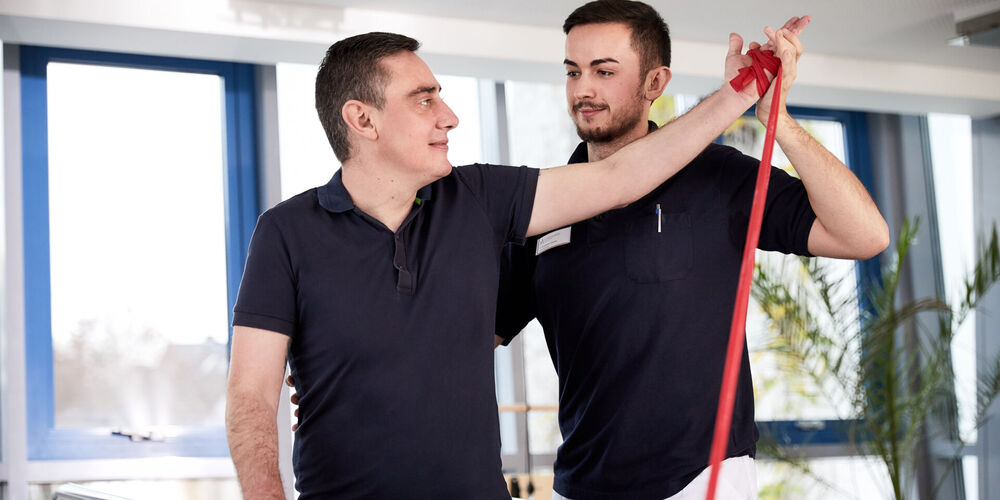 Fachbereich Reha Das Bild zeigt einen Patienten bei der Physiotherapie.