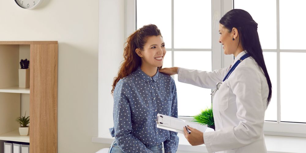 Eine Ärztin informiert eine Patientin über die Behandlung mit der transarteriellen Chemoperfusion.