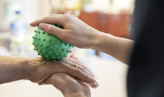 Eine Patientin bei der Physiotherapie in der geriatrischen Institutsambulanz. 