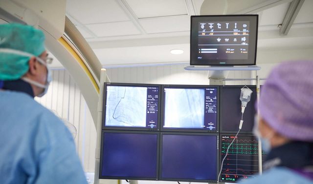 Ein Arzt und eine Ärztin bei einer Embolisation im Rahmen der lokalen Tumortherapie.
