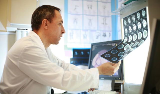 Ein Neurologe des Notfallzentrums schaut sich CT-Bilder an.