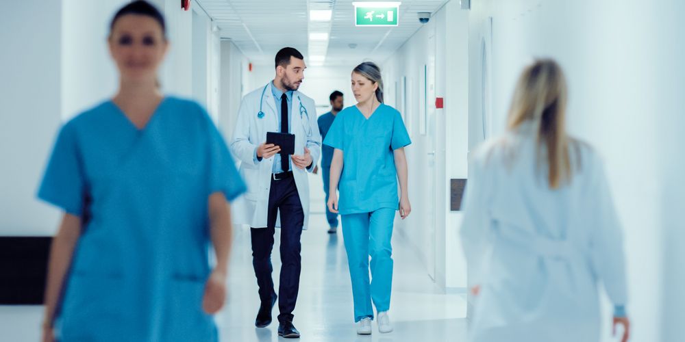 Das Team der Neurologie unterstützt Betroffene bei der Behandlung ihrer Muskelschmerzen.