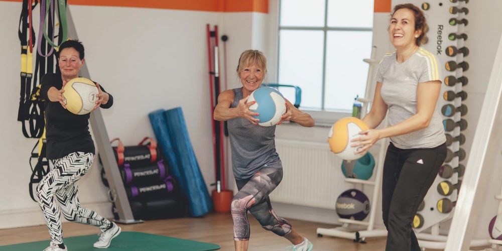 Teilnehmende bei einer Übungseinheit im Rahmen des Rehasports.