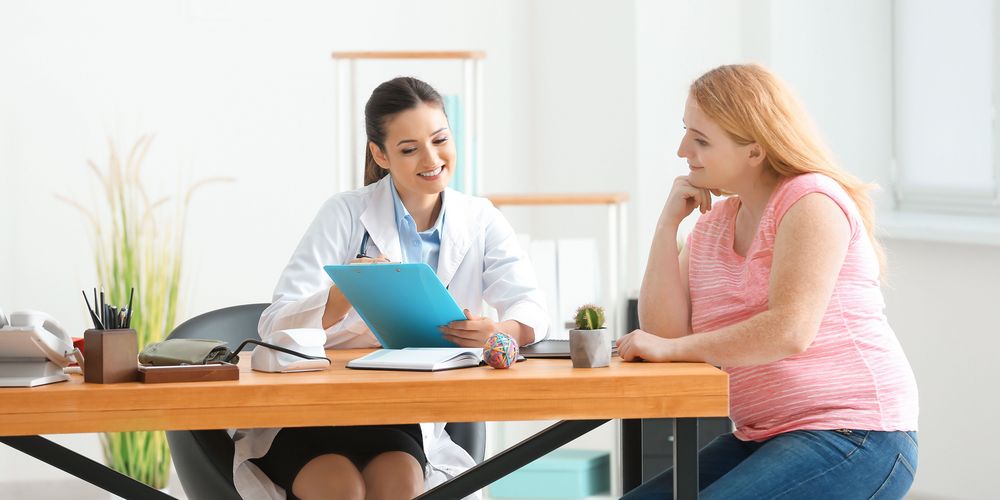 Eine Patientin wird von einer Ärztin über die Voraussetzungen für einen Bypass Omega Loop informiert.