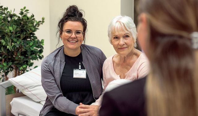 Eine Mitarbeiterin mit einer Patientin in der Demenzsprechstunde der neurologischen Ambulanz.