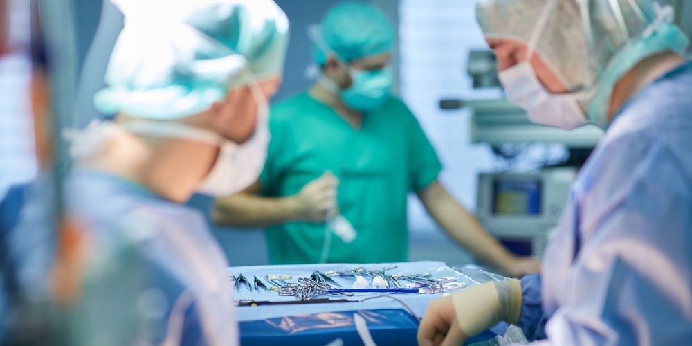Ein Unfallchirurgie-Team bei einer OP.