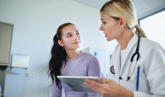 Eine Ärztin klärt ihre junge Patientin über den Blinddarm und mögliche Beschwerden auf.