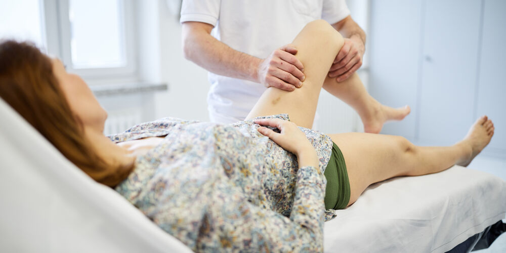 Das Bild zeigt eine Frau bei der Wirbelsäulentherapie nach einem Unfall.