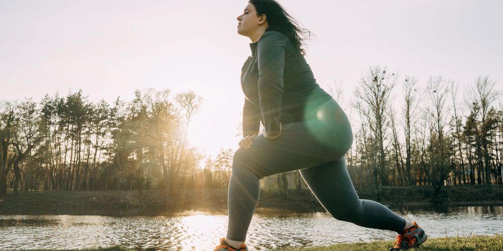 Eine Frau macht Sport, um mit weniger Übergewicht ihr Risiko für Krebs zu senken. 