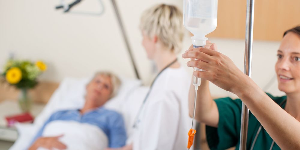 Mitarbeiterinnen der Thoraxchirurgie bei der Betreuung einer Patientin.