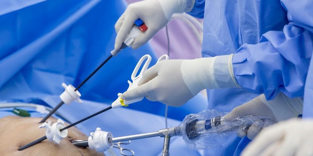 Spezialisten für Hernienchirurgie bei einem geschlossenen Operationsverfahren.