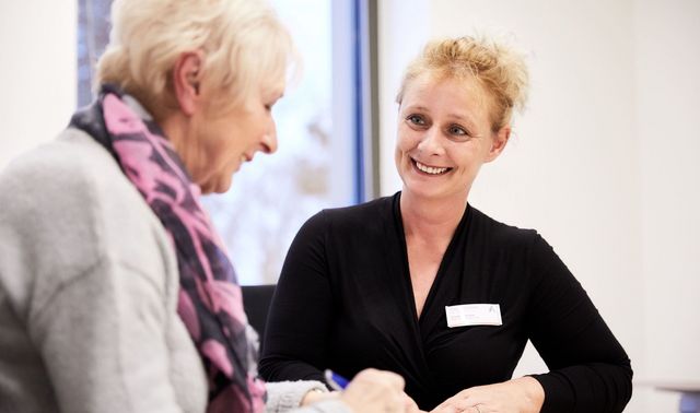 Eine Patientin bei der Logopädin in der geriatrischen Institutsambulanz.