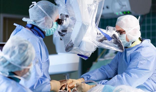 Ein Facharzt für Neurochirurgie im Rahmen einer Operation der Wirbelsäule.