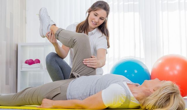 Eine Patientin bei der Ergotherapie im Rahmen der ambulanten neurologischen Reha.
