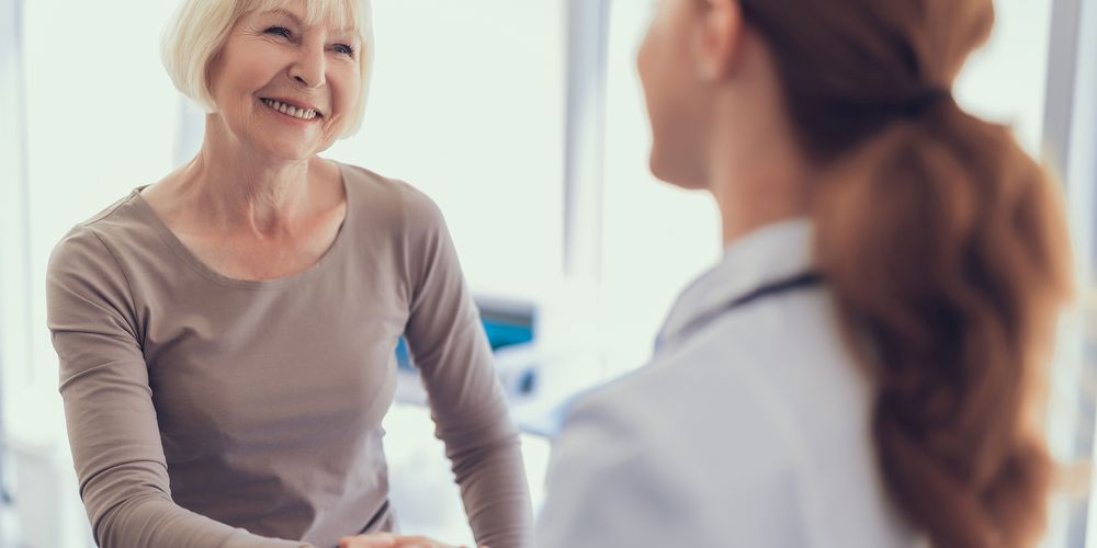 Eine Patientin lässt sich von einer Ärztin zum Thema chronische Wunden beraten. 