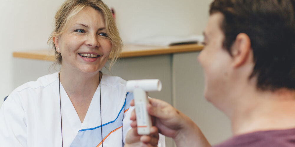 Fachpersonal führt zur Erstellung des Therapieplans für die onkologische Reha eine Untersuchung durch.