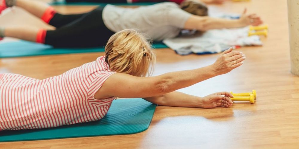 Eine Teilnehmende bei einem Gruppentraining im Rehasport.