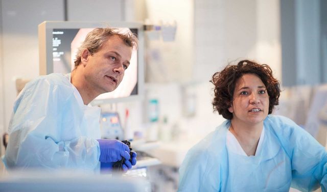 Ein Arzt und eine Ärztin bei einer Ablation im Rahmen der lokalen Tumortherapie.