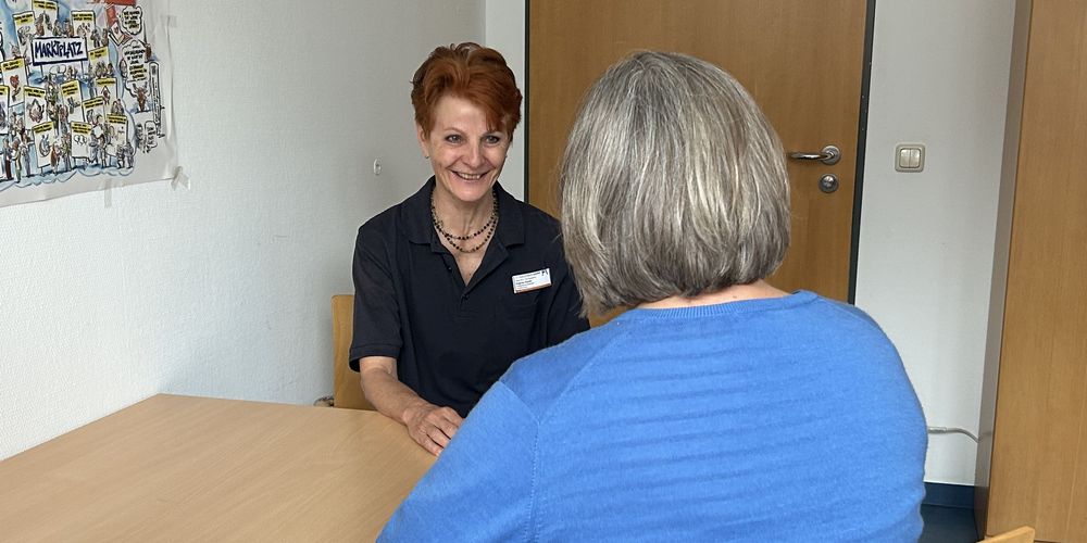 Dagmar Mende, Pflegetrainerin, mit Angehöriger im Gespräch