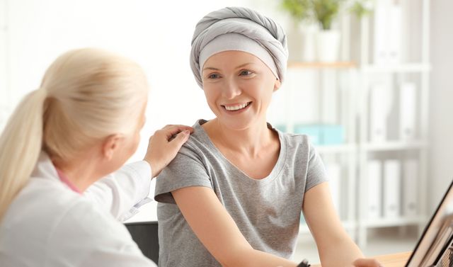 Eine Patientin ist in Kyphoplastie-Behandlung gegen Metastasen an der Wirbelsäule.