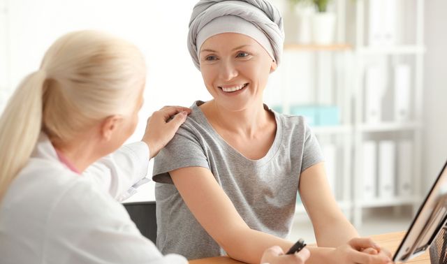 Eine Patientin ist in Kyphoplastie-Behandlung gegen Metastasen an der Wirbelsäule.