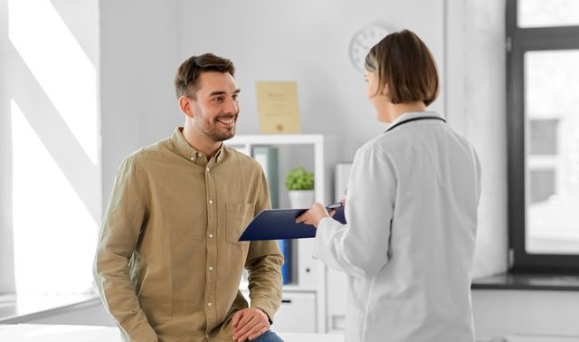 Eine Ärztin spricht mit einem Patienten über die guten Möglichkeiten zur Behandlung von Migräne.