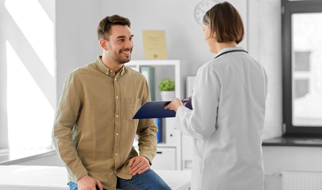 Eine Ärztin spricht mit einem Patienten über die guten Möglichkeiten zur Behandlung von Migräne.