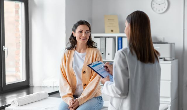 Eine Patientin spricht mit ihrer Ärztin über die Behandlung von Brustkrebs.  