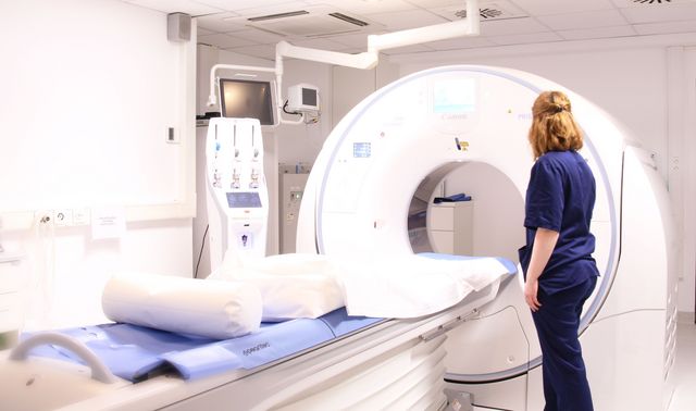 Eine Ärztin bereitet ihre Patientin auf die Behandlung ihres Tumors durch Kryoablation vor.