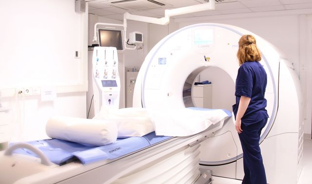 Eine Ärztin bereitet ihre Patientin auf die Behandlung ihres Tumors durch Kryoablation vor.