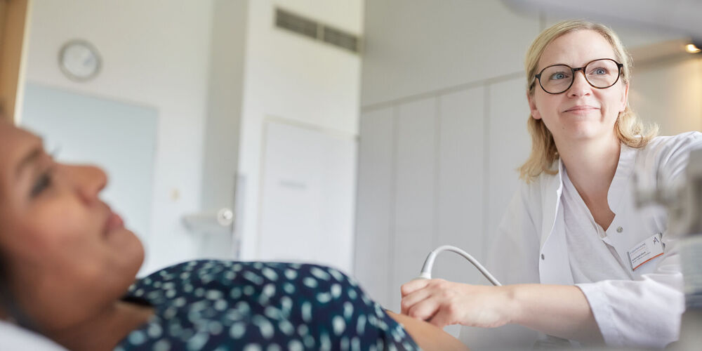 Fachbereich Gynäkologie Das Bild zeigt eine Patientin bei einer gynäkologischen Untersuchung.