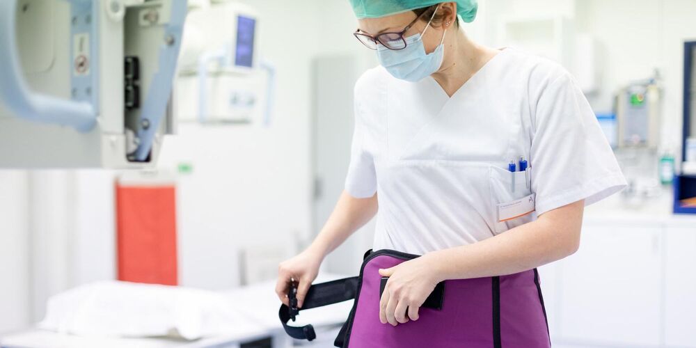Eine Mitarbeiterin der Neuroradiologie bereitet sich für eine Untersuchung vor.