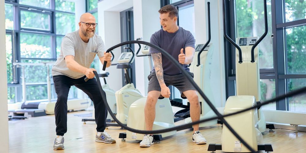 Ein Therapeut und eine Patientin während eines therapeutischen Trainings.