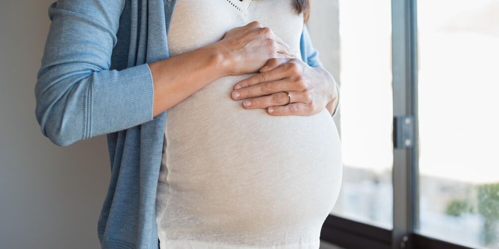 Eine schwangere Frau repräsentiert eine typische Patientin in der Geburtshilfe.